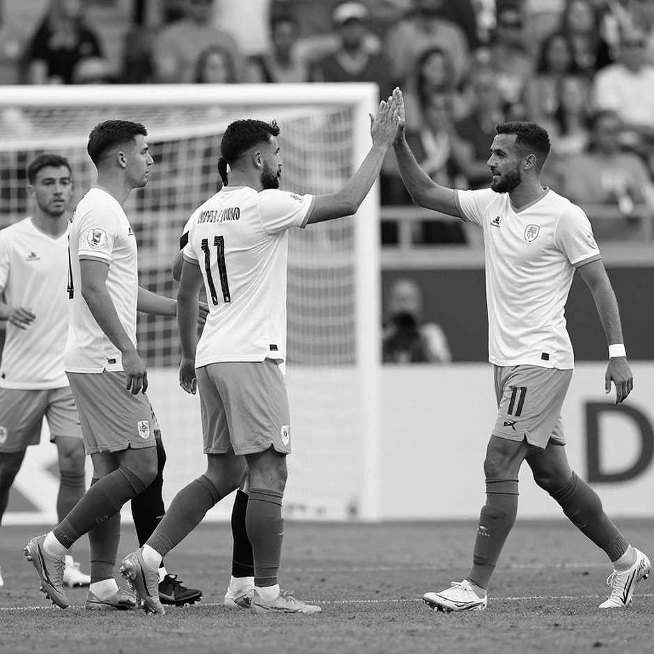 Tiếng bóng đập cột dọc phút 57 và khoảng lặng phút 90+4 ở Borussia-Park