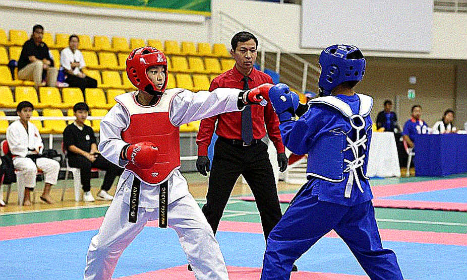 Đầu gối sưng trong buổi khởi động, phiếu 5-0 trong buổi công bố: bản đồ chấn thương của một tấm HCV kata